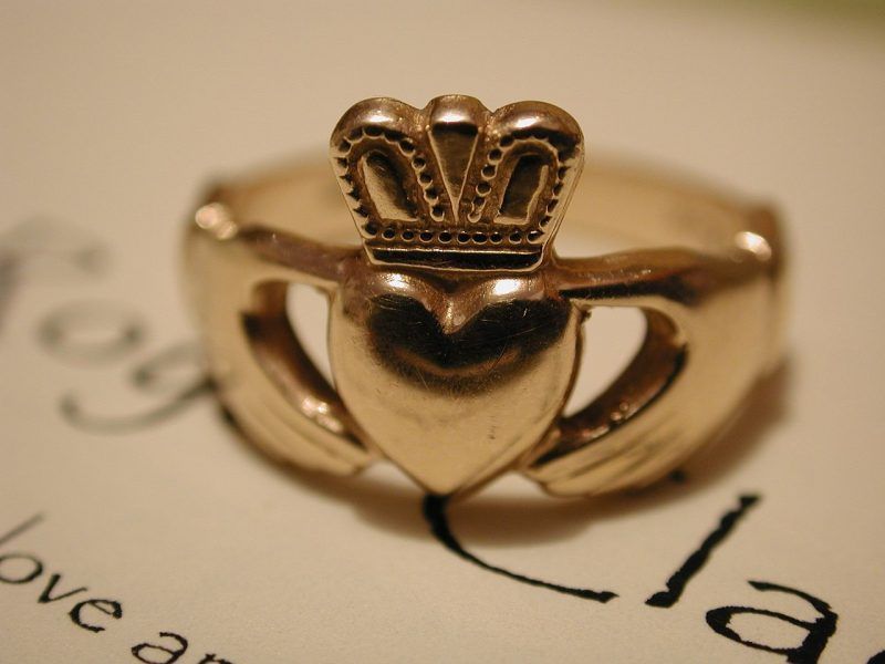 El anillo de Claddagh tipico de Galway